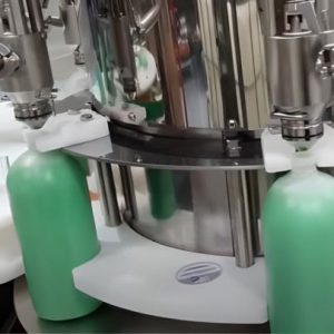 Sistema de llenado y tapado monobloque que procesa botellas de sellador de neumáticos a alta velocidad.