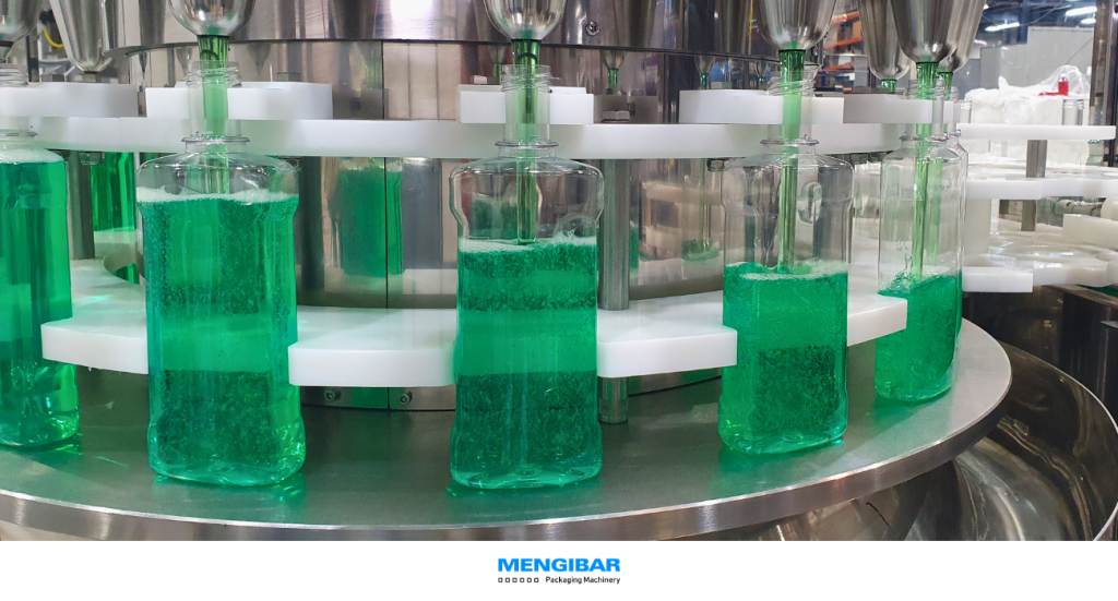 High-speed rotary volumetric liquid filling machine dosing green liquid into transparent bottles